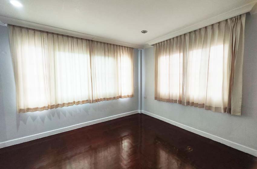 House with Shared Pool in Srinakarin 